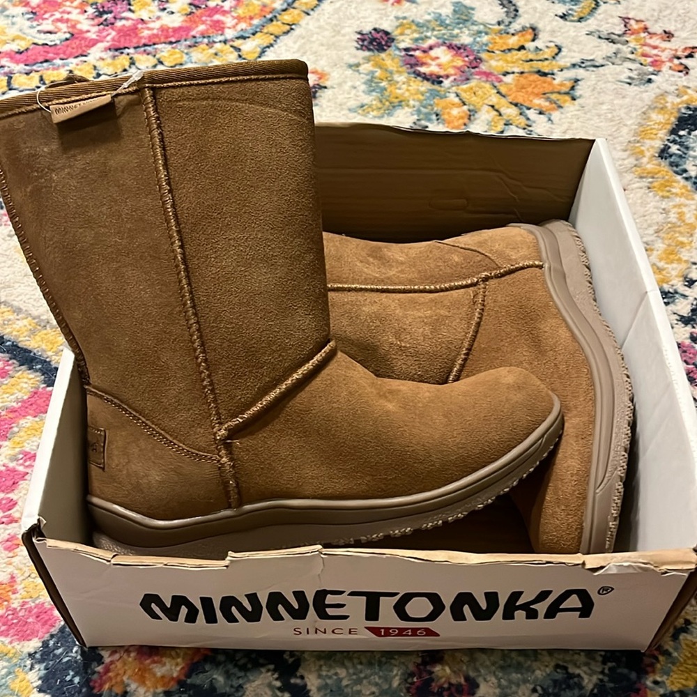 NWT Minnetonka Waterproof Leather Boots Size 8